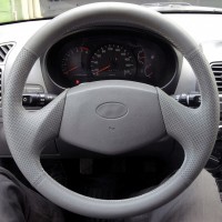 Оплетка на руль из натуральной кожи Hyundai Accent (LC) МТ0, МТ1, МТ2, AТ4 без подушки безопасности (для руля без штатной кожи, серая)